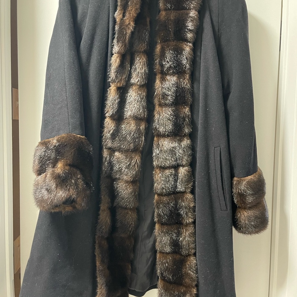 Elegant Black Coat with Faux Fur Trim